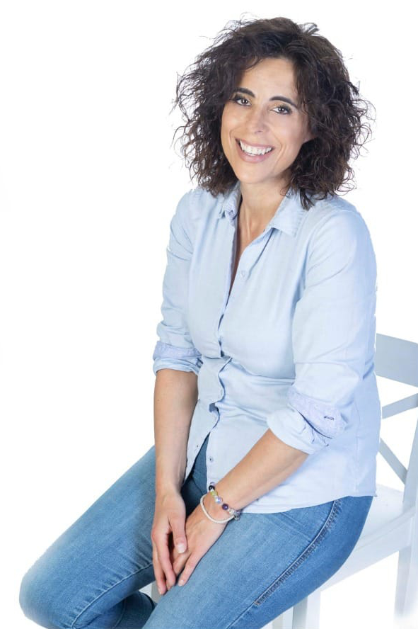 etrato profesional de Natalia Salgado, mentora de líderes, sonriendo a cámara en una sesión de acompañamiento individual.