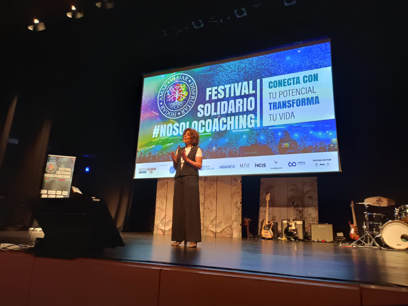 Natalia Salgado impartiendo una conferencia sobre liderazgo humanista en un evento corporativo