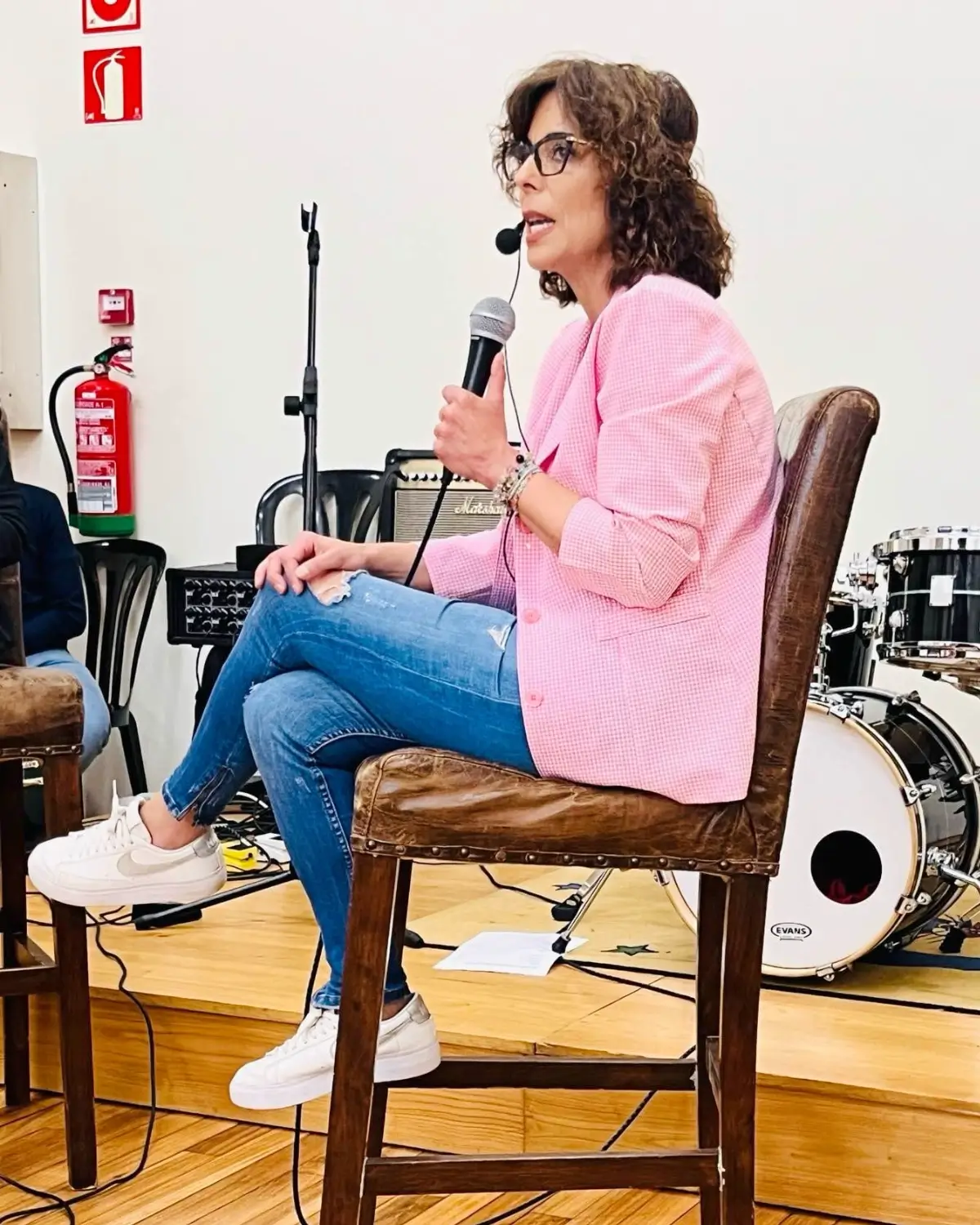 Natalia Salgado impartiendo una charla dinámica en un evento.