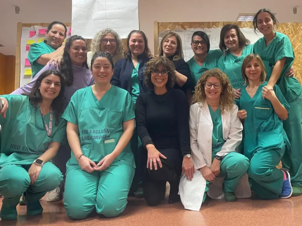 Natalia Salgado en una sesión de trabajo grupal rodeada de mujeres profesionales del sector sanitario durante un taller de liderazgo y gestión emocional.